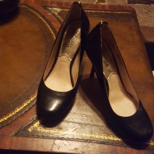 Michael Kors Classic Round Toe Pump